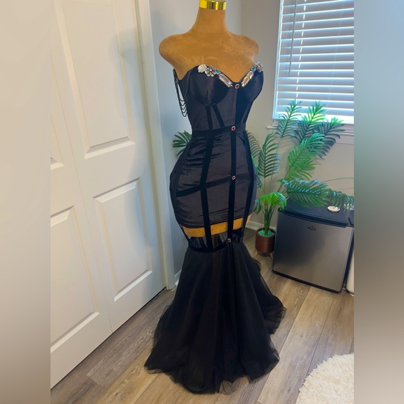 Black prom dress with corset, very stylish and elegant - Picture 3 of 5